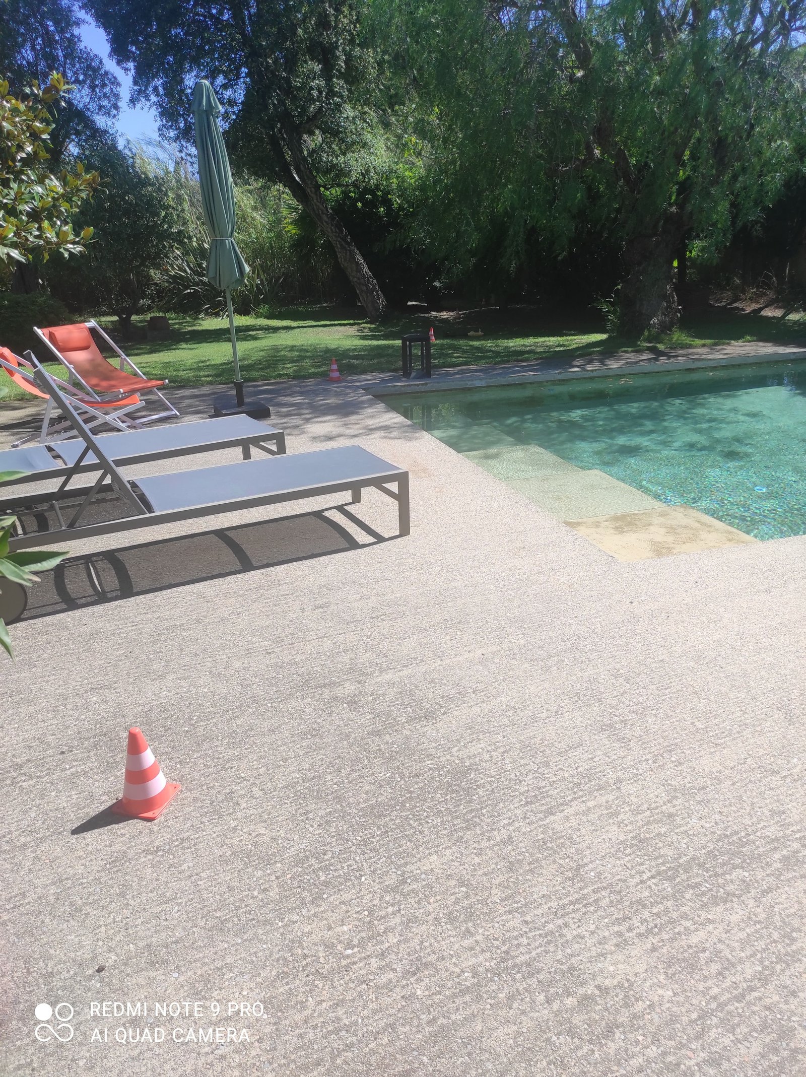 Image montrant le balisage et le suivi par les différents câbles enfouis autour d'une terrasse de jardin et piscine chez un particulier.