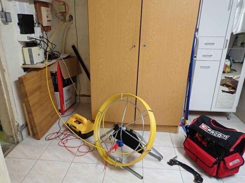 Différents outils technologiques permettant d'installer la fibre optique chez une particulier ou un professionnel, mais également la détection de la bonne connexion d'un point A à un point B.