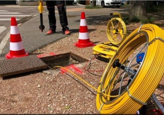 Détection des différents câbles et conduites avec un marquage au sol afin de suivre les différents chemins et pouvoir intervenir sur une rupture de canalisation ou une installation ou réparation de fibre optique sans détruire l'existant.